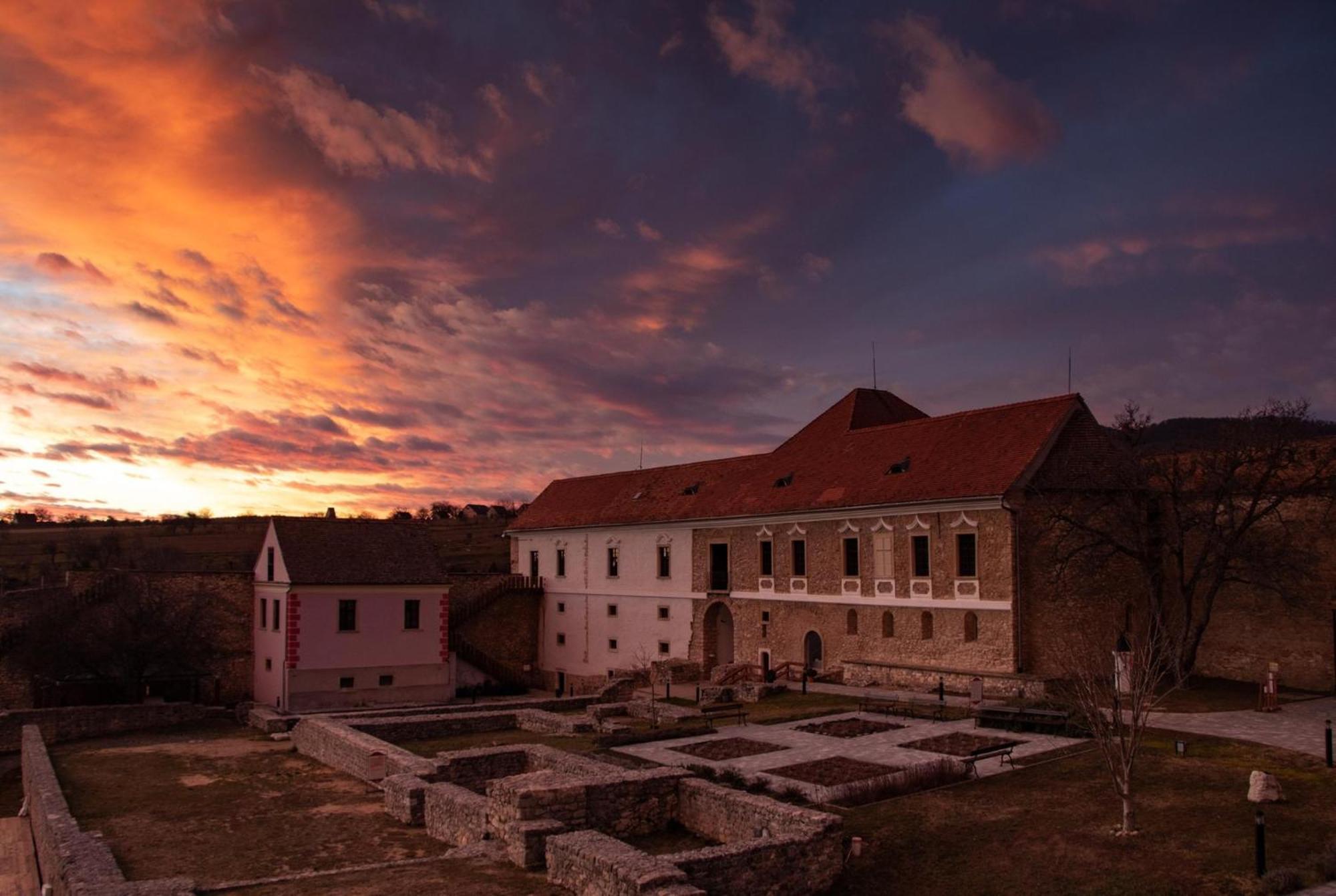 István Király Szálló Pécsvárad Kültér fotó
